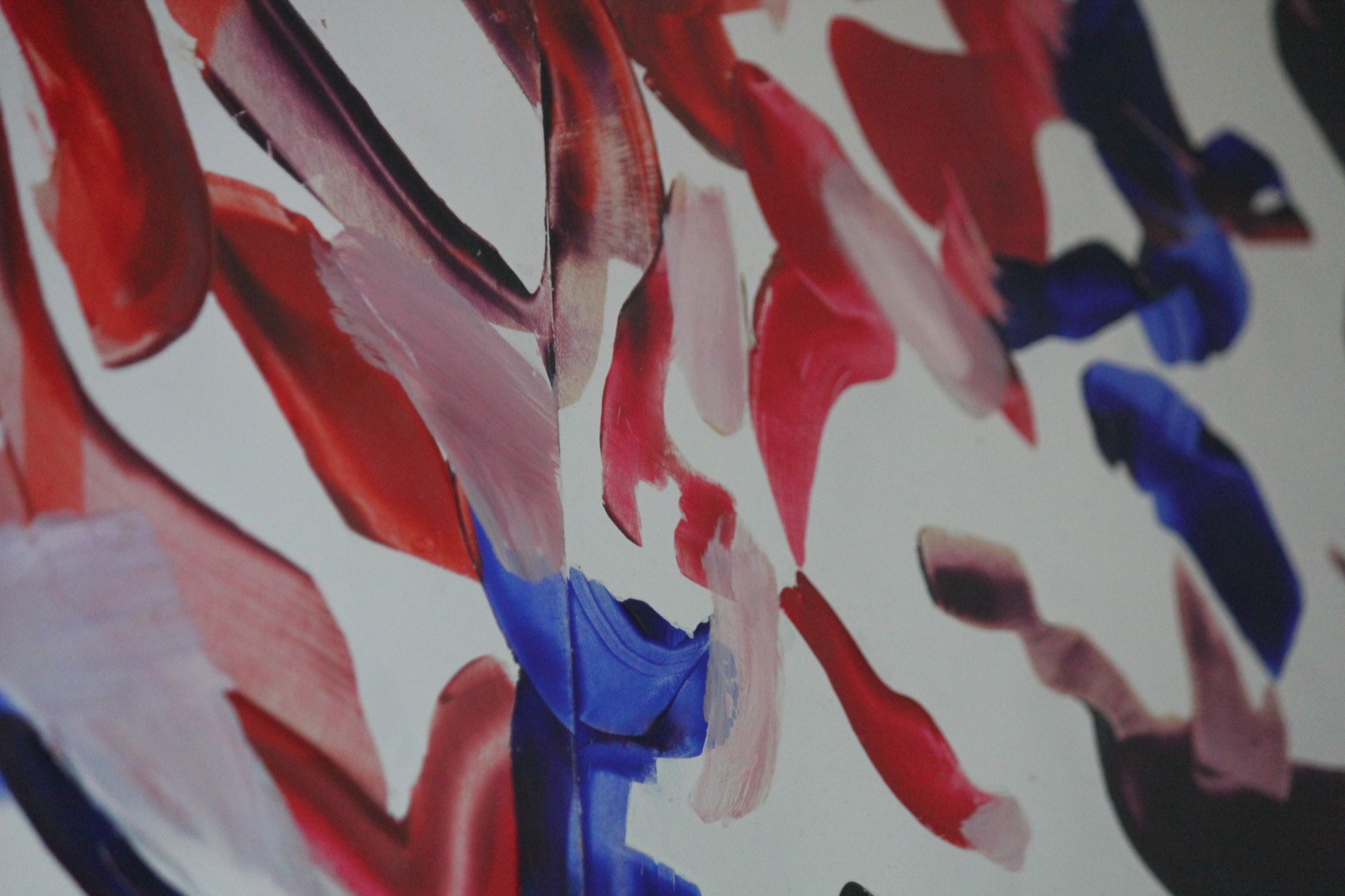 Farbige Pinselstriche in Rot und Blau