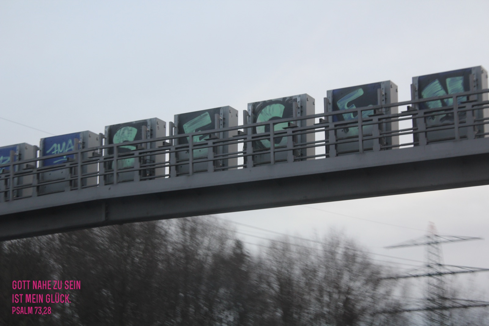 Autobahnbrücke mit dem aufgesprühten Vers: Gott nahe zu sein ist mein Glück. Psalm 73,28