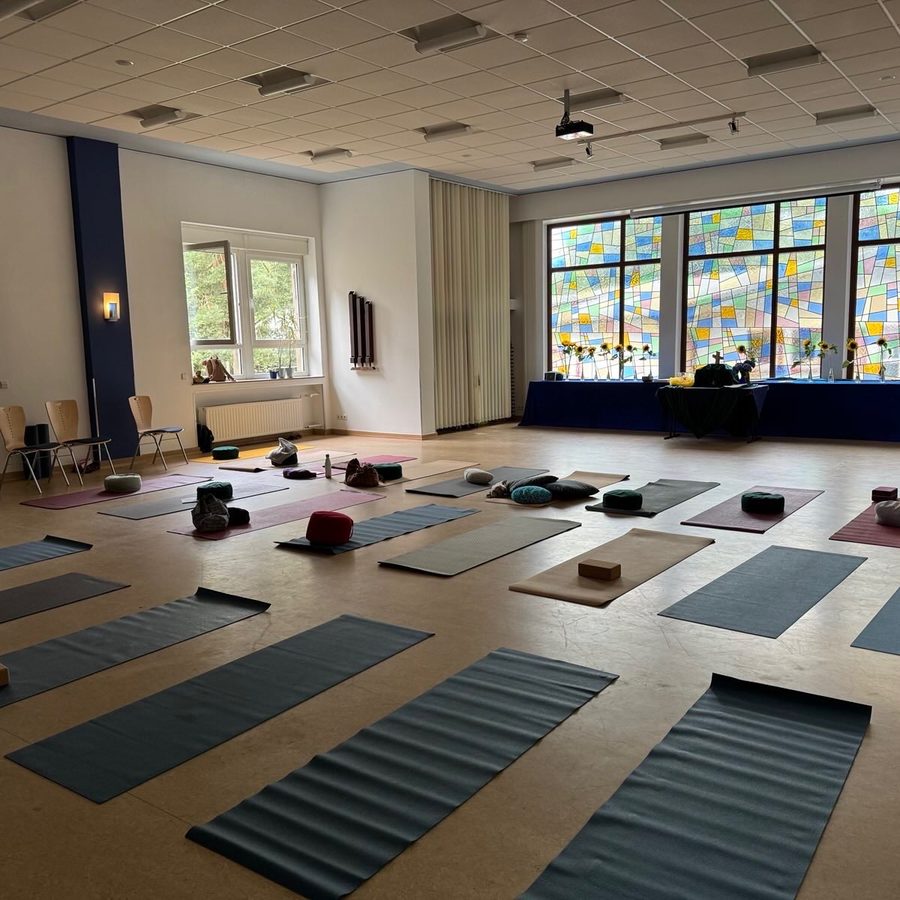Yoga-Kurs im Gemeindehaus